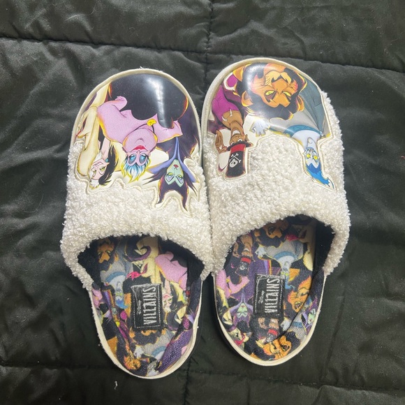 Disney Villains Women's Slippers - Size 7/8 - Picture 1 of 5